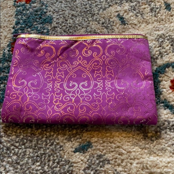 Handbags - Pink & Gold NWOT cosmetic bag. 10x7. Pink lining.